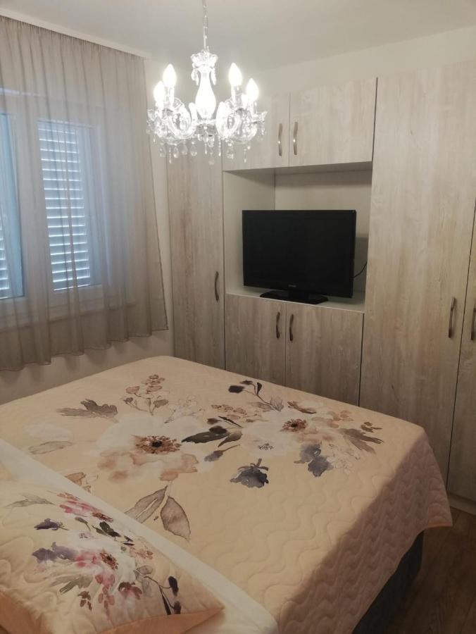 Apartments Vini Seget Donji Exterior photo